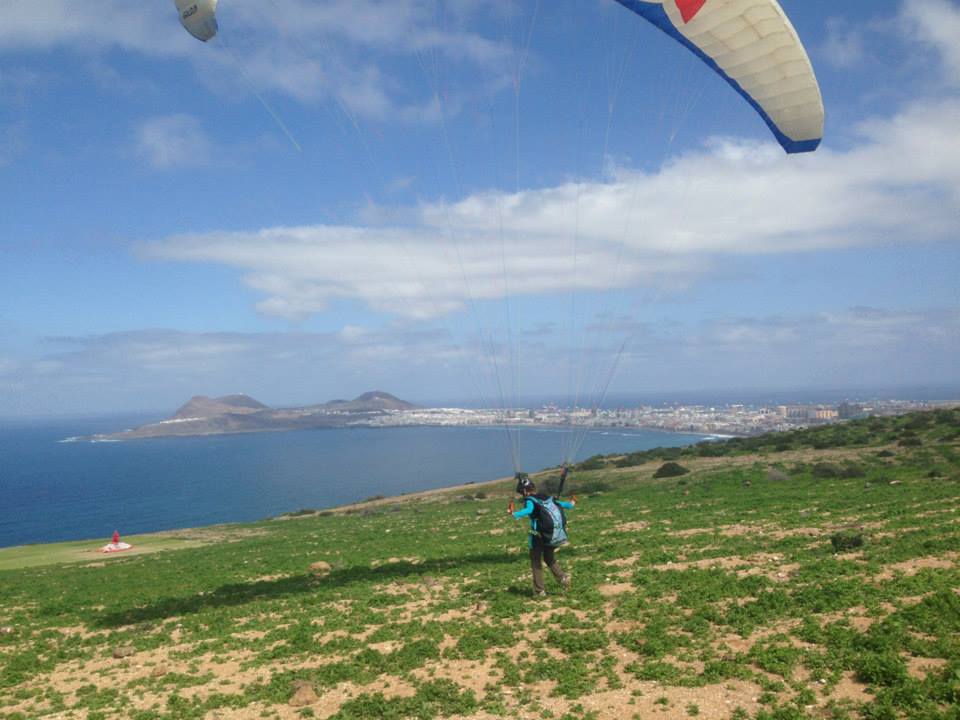 Learnign to fly. Introduction paragliding course in winter in Europe